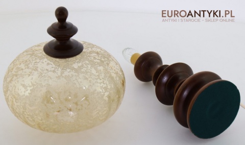 lampa stołowa z drewnianą podstawą