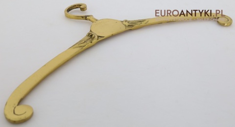 Stylowe wieszaki butikowe z mosiądzu