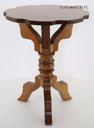 Stylowy stolik retro na trójnogu – solidna robota designerska