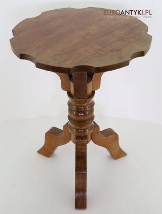 Stylowy stolik retro na trójnogu – solidna robota designerska