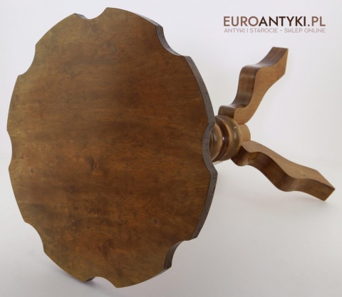 rustykalny stolik z końca xx wieku