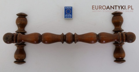 półka drewniana retro z zawieszkami