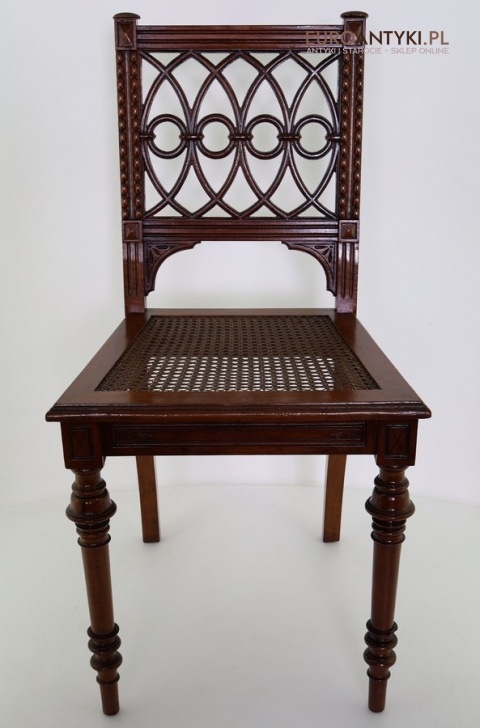 zabytkowe krzesło ręcznie rzeźbione