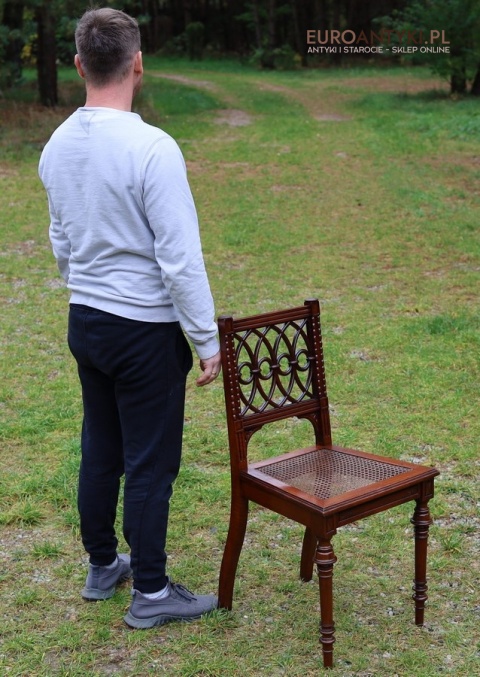 antyczne krzesło drewniane z epoki