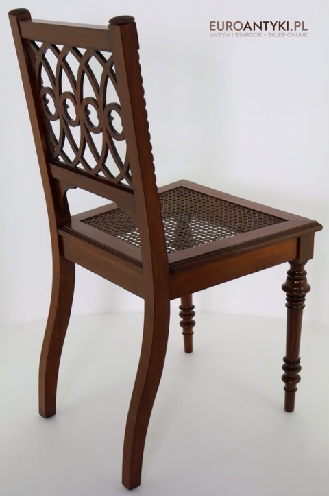 Zabytkowe krzesło w stylu Gothic Revival – rzeźbione drewno i plecionka vintage