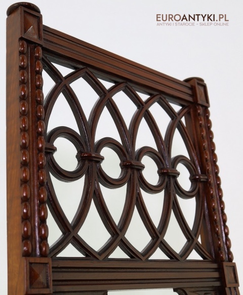 neogotycki wzór oparcia z maswerkiem