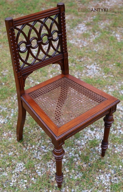 krzesło z ornamentem gotyckim