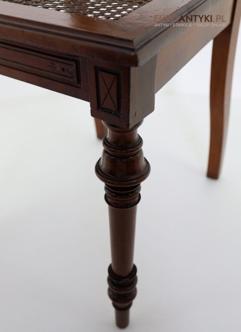 krzesło drewniane retro z epoki