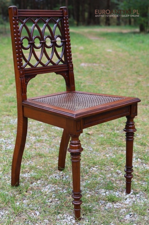 zabytkowe krzesło z ornamentami