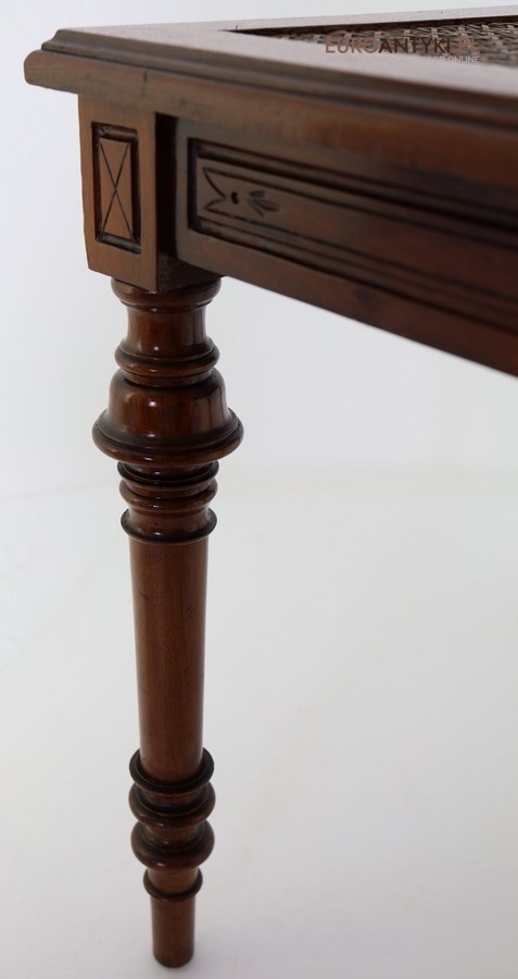 antyczne krzesło z drewna