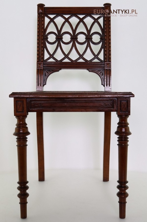 stare krzesło z oparciem geometrycznym