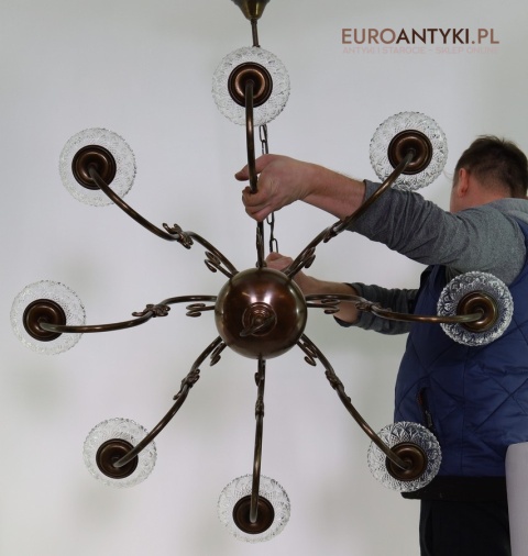 duży antyczny żyrandol mosiężny z kryształami