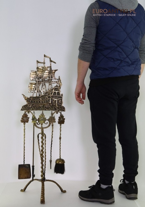 antyczny stojak z narzędziami do czyszczenia kominka