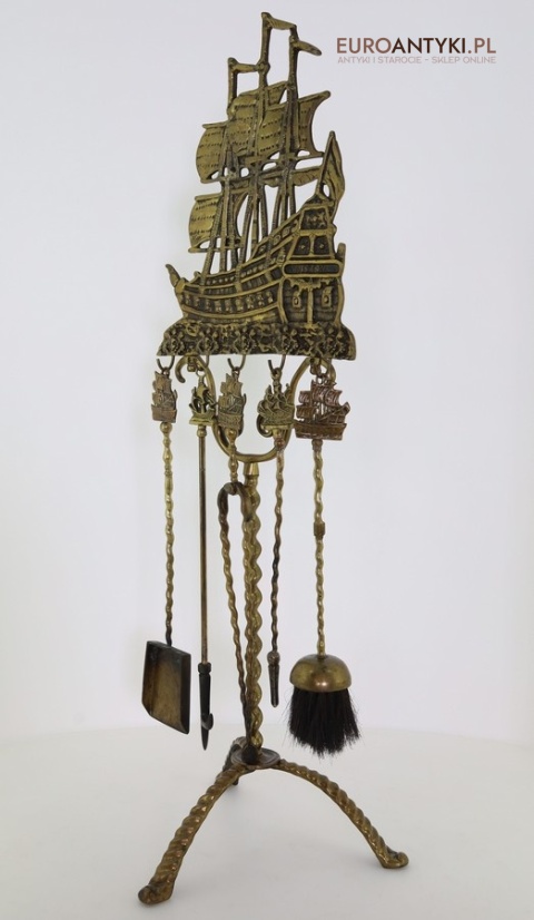 marynistyczny stojak z narzędziami do czyszczenia kominka