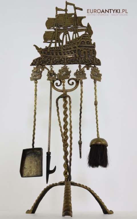 muzealny stojak z narzędziami do czyszczenia kominka