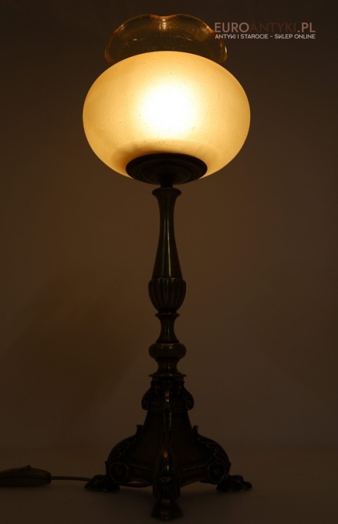 eklektyczna lampka stołowa