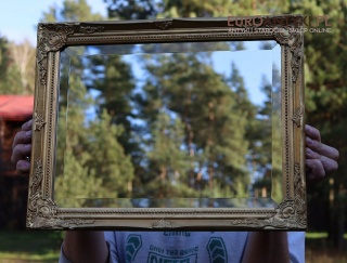 Antyczne stylowe lustro retro w złotej ramie – klasyczna dekoracja pałacowa