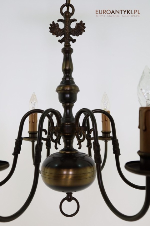 żyrandol antyczny nad stolik w salonie