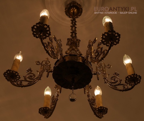 dekoracyjny żyrandol w stylu rococo