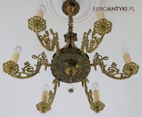 dekoracyjny żyrandol w stylu francuskiego rococo