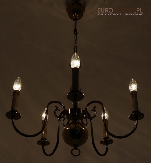 klasyczne oświetlenie z epoki