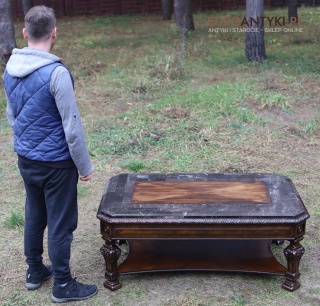 Klasyczny kawowy marmurowy stolik neobarokowy – dekoracyjny mebel z Francji do ekskluzywnych aranżacji