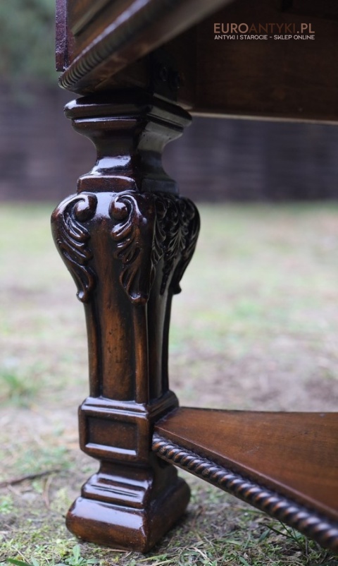 ozdobny stolik klasyczny retro