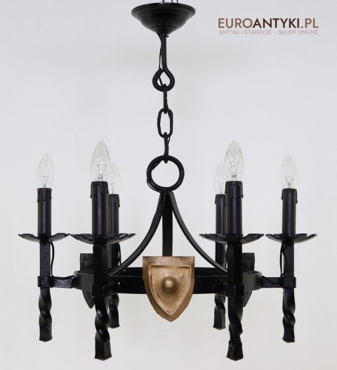 ozdobny żyrandol zamkowy z metalu