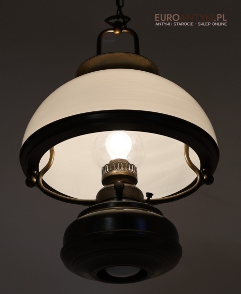 dwupunktowa lampa vintage z dużym mlecznym kloszem