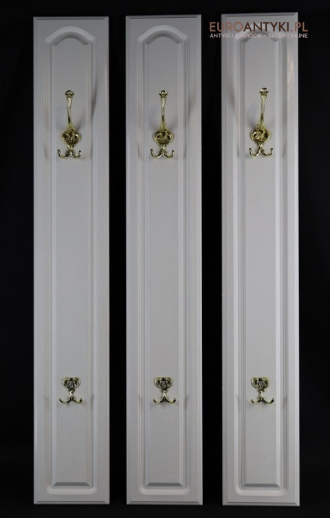 biała garderoba przedpokój retro z mosiężnymi hakami