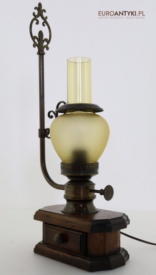 Rustykalna lampa stołowa vintage z szufladką - nostalgiczne oświetlenie retro