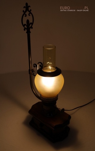 Rustykalna lampa stołowa vintage z szufladką - nostalgiczne oświetlenie retro