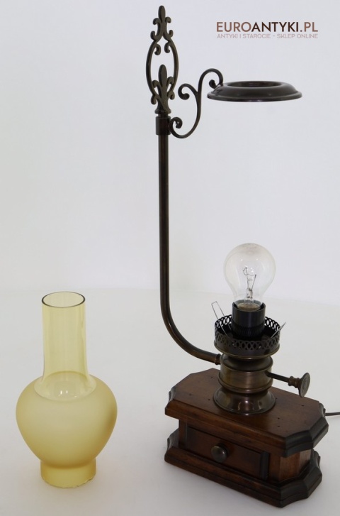 mosiężna lampa stołowa rustykalna