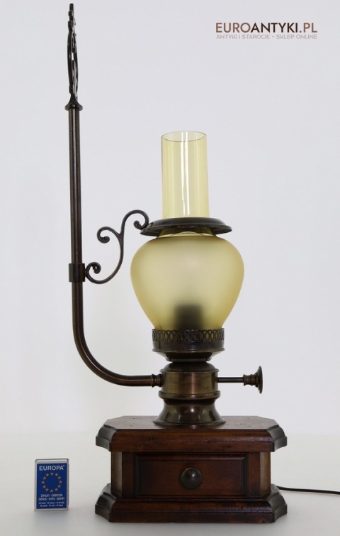 replika lampy naftowej elektrycznej retro