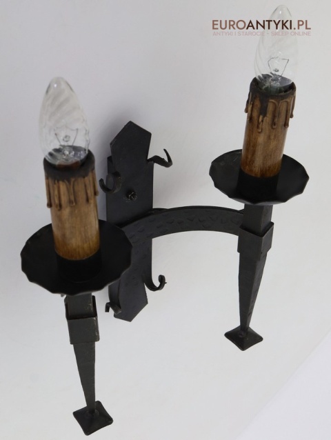 duży kinkiet z epoki w stylu rycerskim