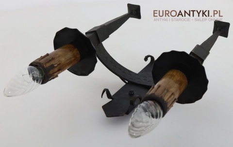 masywny kinkiet metalowy rycerski