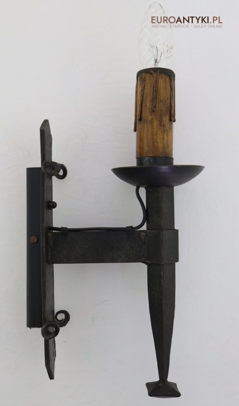 pojedynczy kinkiet rycerski z kutego metalu