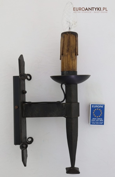 duży kinkiet z epoki w stylu rycerskim