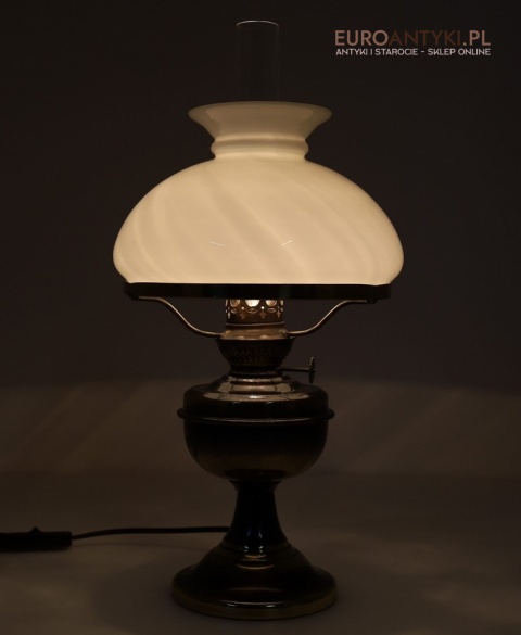 lampa stołowa stylizowana na lampę naftową