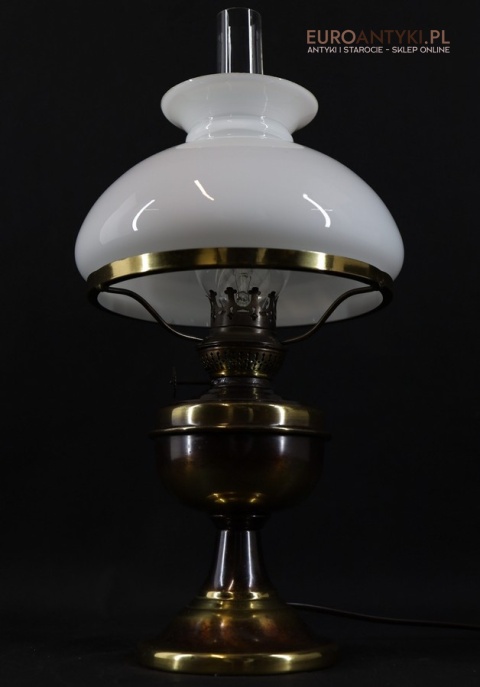 mosiężna lampa stołowa z mlecznym kloszem