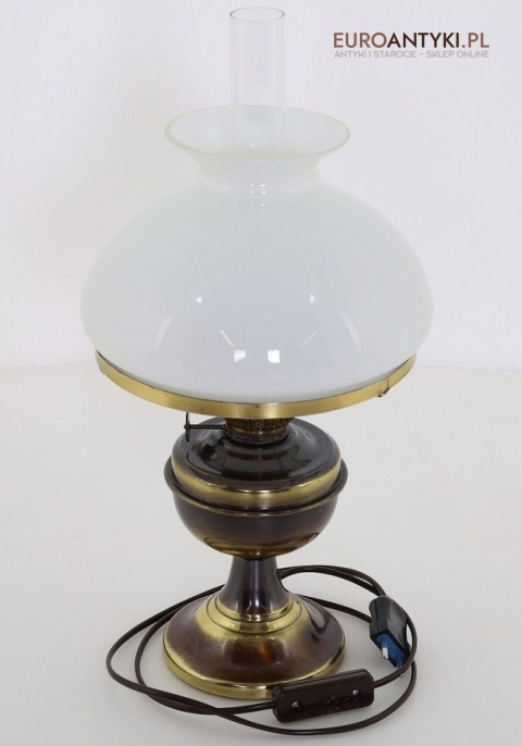 lampa vintage z opalowym kloszem i kominem