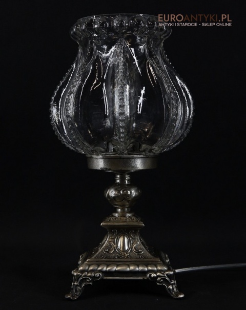 srebrzona lampka stołowa z ozdobnymi nóżkami