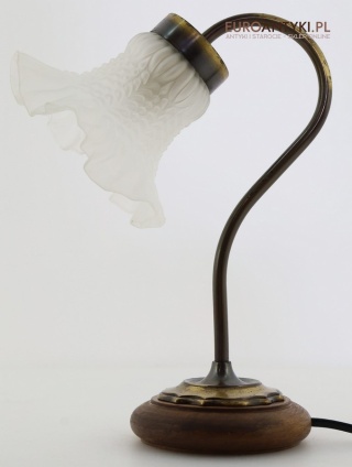 Rustykalna lampka stołowa vintage z lat 50/60 – mosiądz, lite drewno i florystyczny klosz retro