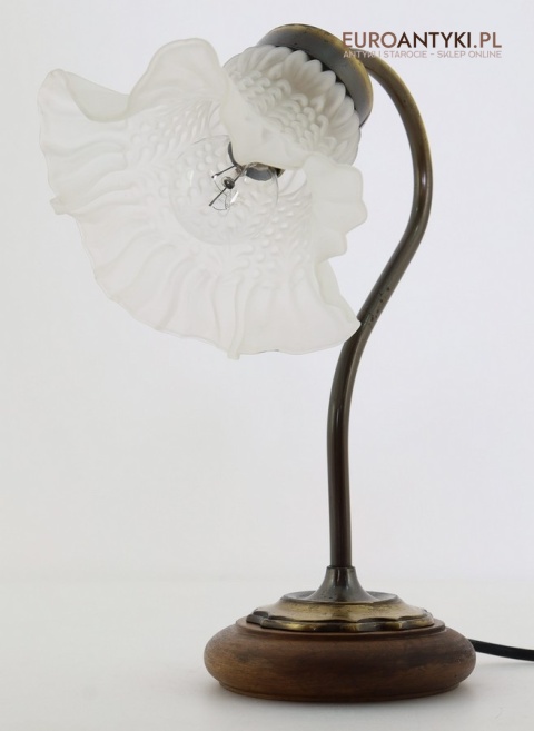 mosiężna lampka stołowa na drewnianej podstawie