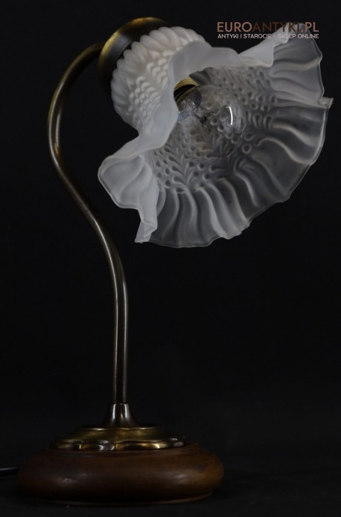 lampka stołowa retro z kloszem szklanym w formie kwiatu