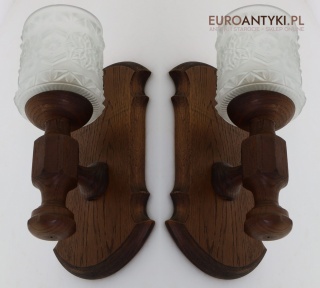 Stylowe kinkiety vintage z epoki – lite drewno dębowe i szklane klosze strukturalne 3D