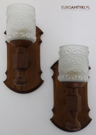 Stylowe kinkiety vintage z epoki – lite drewno dębowe i szklane klosze strukturalne 3D