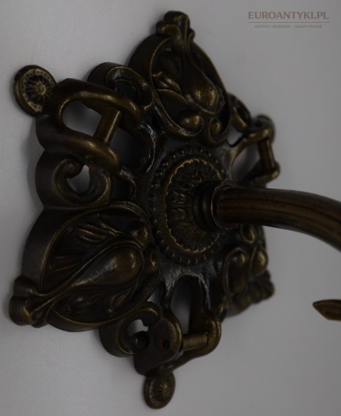 brązowy kinkiet z patyną i kryształowymi łezkami