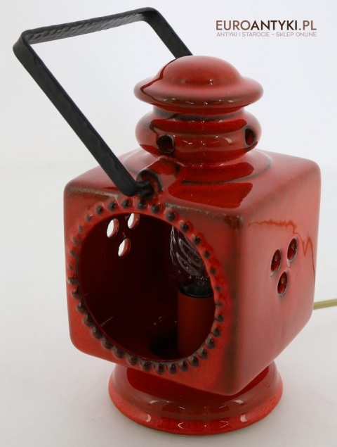 lampka stołowa vintage gra świateł na ścianie