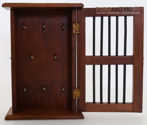 Drewniana szafka na klucze z drugiej połowy XX wieku – elegancja i funkcjonalność